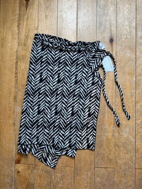 Your Best Look (YBL) black and white patterned sarong swimsuit cover-up wrap
